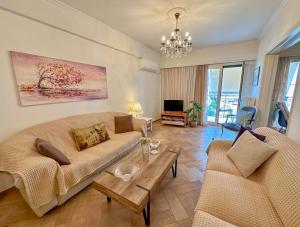 uma sala de estar com um sofá e uma mesa em Elli & Klairi Apartment em Ágios Rókkos
