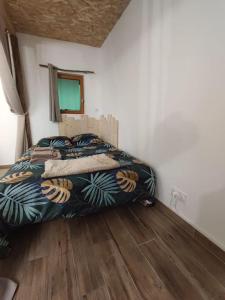 sypialnia z 2 łóżkami i drewnianą podłogą w obiekcie Charmant Studio en Sud Gironde w mieście Noaillan