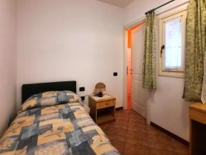 a bedroom with a bed and a window at Appartamento Porto 2 in Cannero Riviera
