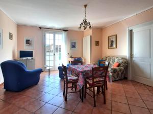 een woonkamer met een tafel en stoelen bij Appartamento Porto 2 in Cannero Riviera