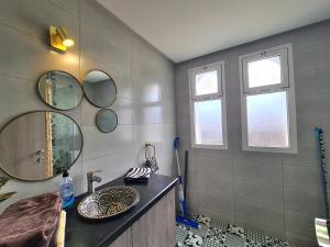 Koupelna v ubytování Superbe appartement avec une vue panoramique sur piscine + 18 fotografií