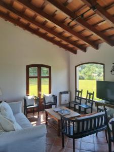 een woonkamer met een bank, stoelen en een tafel bij Las Barrancas in San Lorenzo +14 foto's