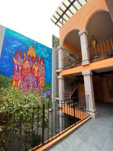 um mural de um castelo no lado de um edifício em El Secreto em San Miguel de Allende