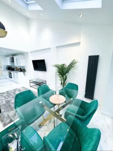 einen Konferenzraum mit grünen Stühlen und einem Tisch in der Unterkunft Modern Luxury 2 Bed with Parking in Catford