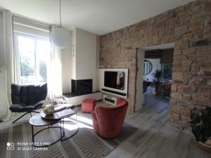 uma sala de estar com uma parede de tijolos em Maison La Baule vieux guézy Plage et commerces à pieds em La Baule