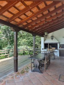 een terras met een tafel en stoelen op een dek bij Las Barrancas in San Lorenzo