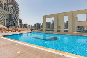 een groot zwembad op het dak van een gebouw bij Frank Porter - RBC Tower in Dubai
