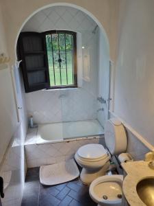 een badkamer met toilet, bad en wastafel bij Las Barrancas in San Lorenzo