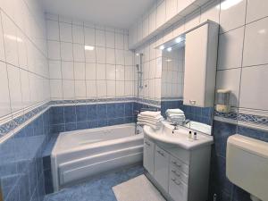y baño con bañera, lavabo y aseo. en Apartment Old Town Sarajevo en Sarajevo