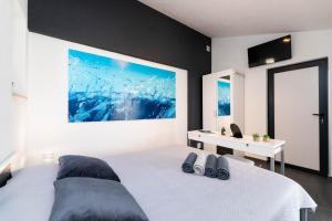 En eller flere senge i et værelse på Heritage Holiday House Lori with pool