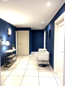 een blauwe kamer met een toilet en een tafel bij Il Tenore B&B in Verona