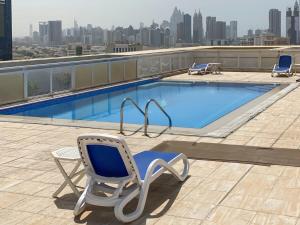 basen na dachu budynku z krzesłem w obiekcie Frank Porter - Al Murad Tower w Dubaju