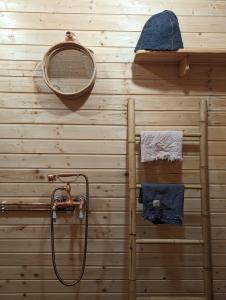 的住宿－Kompleks Etno Luks，带淋浴和墙上镜子的浴室