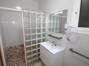 Kúpeľňa v ubytovaní Casa cerca del mar con piscina privada, wifi, aire opcional, mascotas bienvenidas, playa para perros. - ES-184-55