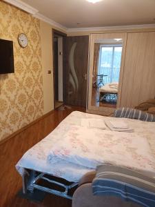 una camera da letto con un letto grande in una stanza di Сергей Сергеевич a Akhaltsikhe