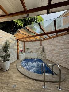 einen großen Pool in einer Terrasse mit einem Gebäude in der Unterkunft Casa Colibrí. in Manta