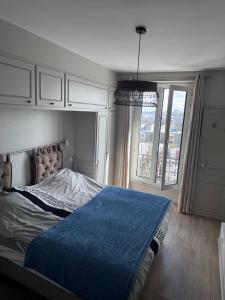Posteľ alebo postele v izbe v ubytovaní Spacieux appartement à 50m du Sacre Coeur - Magnifique Vue + 5 fotografií