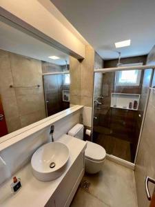 een badkamer met een wastafel, een toilet en een douche bij UNU Armação in Salvador