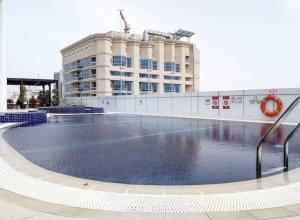 une grande piscine en face d'un bâtiment dans l'établissement Frank Porter - Saba 3, à Dubaï