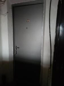 een grijze deur met een handvat in een kamer bij Сергей Сергеевич in Akhaltsikhe