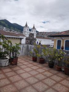 um pátio com vasos de plantas e um edifício em Hostal Benalcazar em Quito