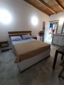 A bed or beds in a room at El Bucanero