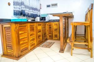 une cuisine avec des placards en bois et un comptoir dans l'établissement Tranquil Pendo villas, à Diani Beach