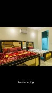 - une chambre avec 2 lits et publicité dans l'établissement Executive Guest House, à Islamabad