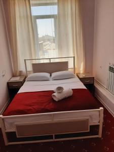 Een bed of bedden in een kamer bij Hotel Erebuni Plaza