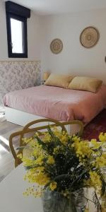 Ένα ή περισσότερα κρεβάτια σε δωμάτιο στο Studio en rez de jardin