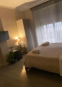una camera da letto con un letto e una finestra con asciugamani di B&B Napoli's Rooftop a Napoli