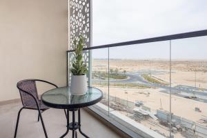 mesa y silla en una habitación con ventana grande en Frank Porter - Majestique Residence 2, en Dubái