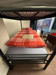 uma cama num quarto com beliche e uma cama em Tara Suite Private Room em Dublin