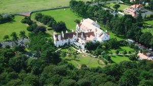 uma vista aérea de uma grande casa num campo em Lochgreen House Hotel & Spa em Loans
