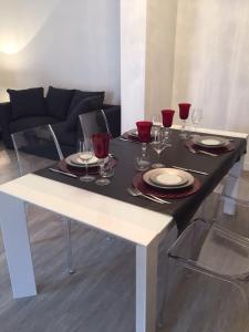 tavolo da pranzo con bicchieri da vino e piatti di In Un Borgo Nel Centro Storico a Bologna