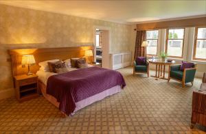 Loans的住宿－Lochgreen House Hotel & Spa，酒店客房带一张床、一张桌子和椅子