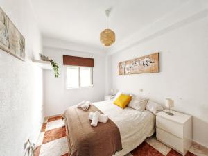 a white bedroom with a bed and a window at Gran apartamento en el Centro Histórico in Málaga