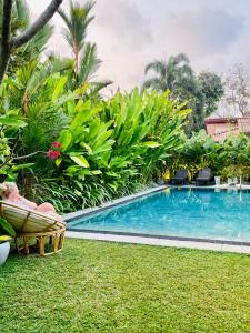 a swimming pool in the yard of a resort at Roshe-Sky Guest House Colombo in Mahabage
