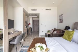 a bedroom with a bed and a living room at Frank Porter - Majestique Residence 2 in Dubai