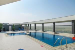 迪拜Frank Porter - Majestique Residence 2的建筑物屋顶上的游泳池