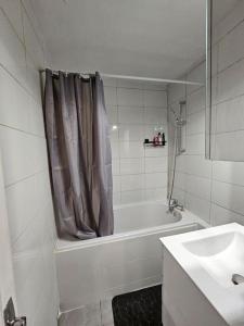 Phòng tắm tại Bel appartement à Choisy-le-roi