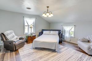 Un dormitorio con una cama, un sofá y una silla. en Greenwich Countryside Apartment with Shared Yard, en Greenwich
