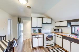Una cocina con gabinetes blancos y un fregadero. en Greenwich Countryside Apartment with Shared Yard, en Greenwich