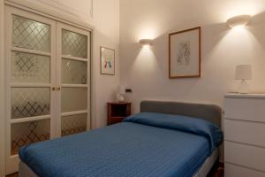 1 dormitorio con 1 cama con colcha azul en A due passi da Santa Maria Maggiore Apartment, en Roma