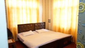 En eller flere senge i et værelse på Green Resort