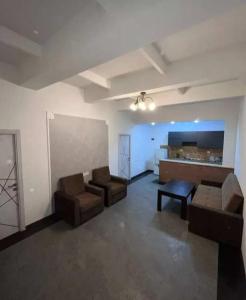 Sala de estar con 2 sofás y mesa en OldByurakan Villa en Byurakan