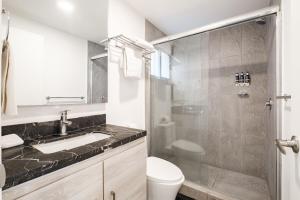 a bathroom with a sink and a toilet and a shower at Lincoln Square Polanco by RentinBA in Mexico City