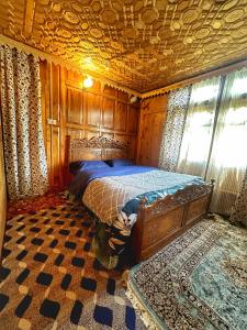 1 dormitorio con 1 cama con techo de madera en Lala Rukh Group Of Houseboats en Srinagar