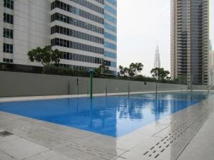 una piscina en una ciudad con edificios altos en Frank Porter - Marquise Square, en Dubái
