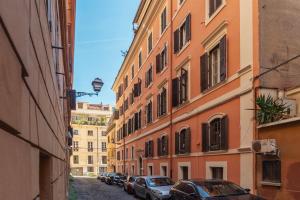 羅馬的住宿－A due passi da Santa Maria Maggiore Apartment，建筑之间一条街道上停有车辆的小巷
